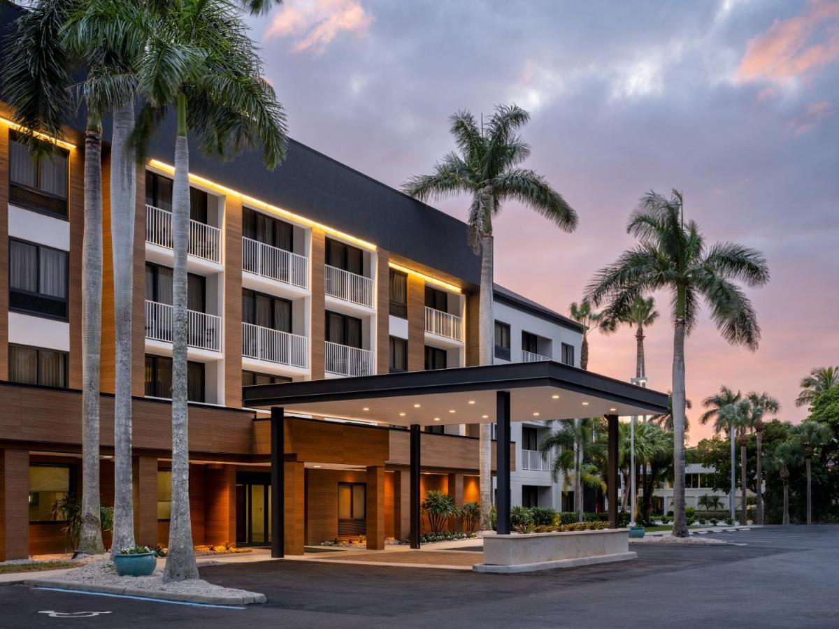 Courtyard By Marriott - Naples Hotel Exterior photo