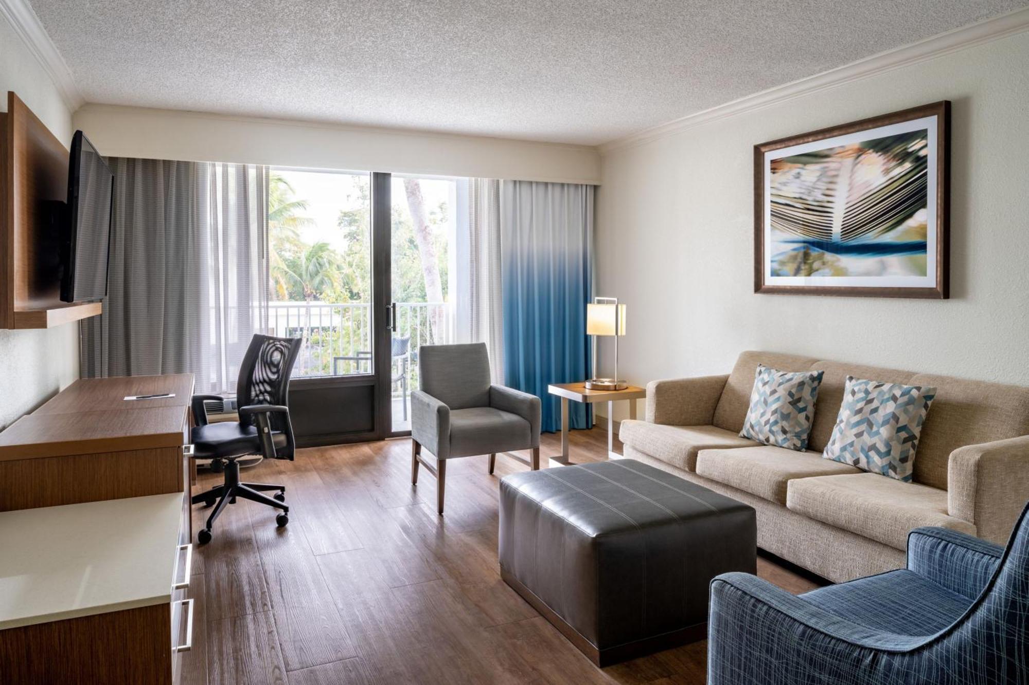 Courtyard By Marriott - Naples Hotel Exterior photo