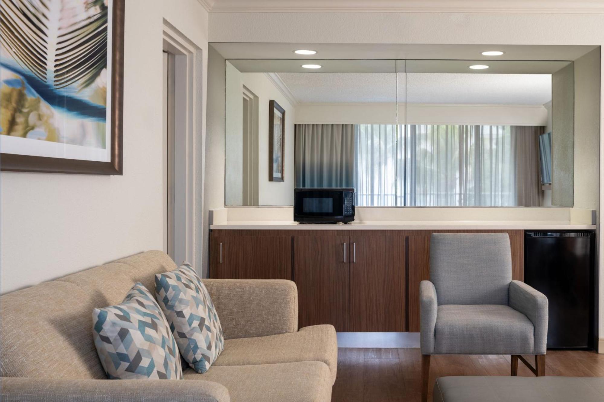 Courtyard By Marriott - Naples Hotel Exterior photo