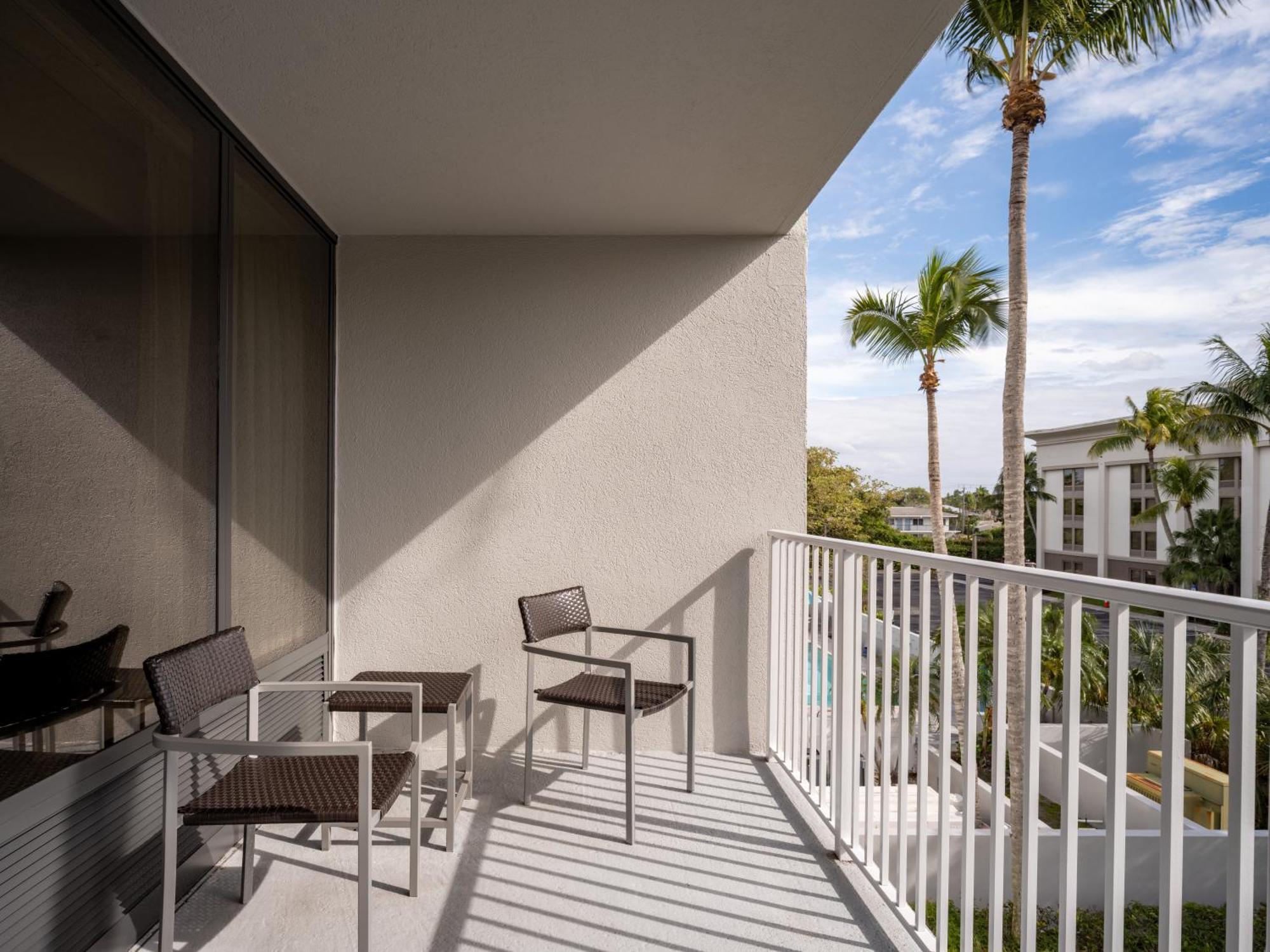 Courtyard By Marriott - Naples Hotel Exterior photo
