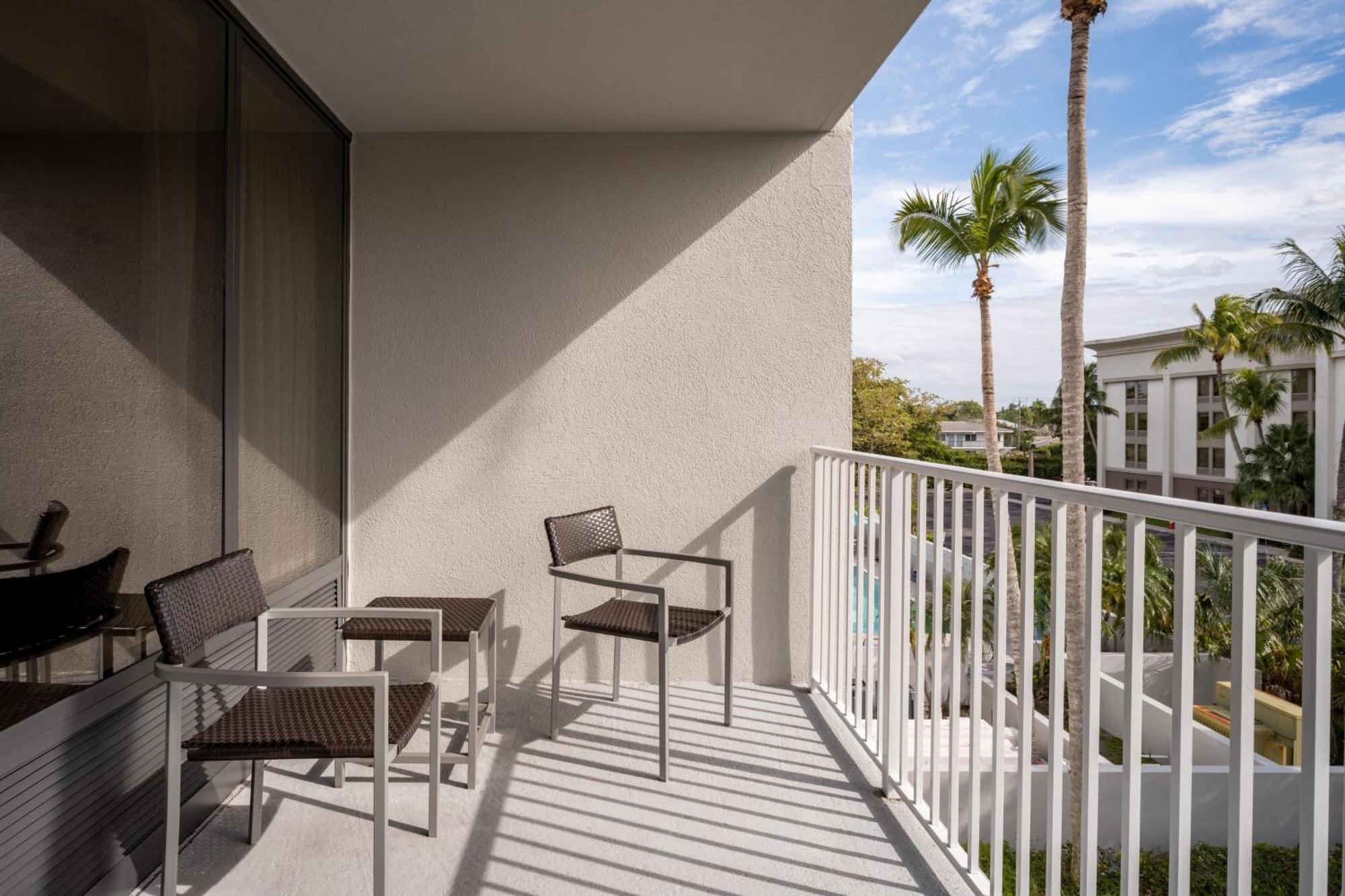 Courtyard By Marriott - Naples Hotel Exterior photo