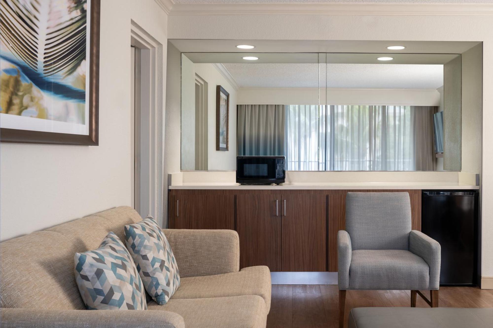 Courtyard By Marriott - Naples Hotel Exterior photo