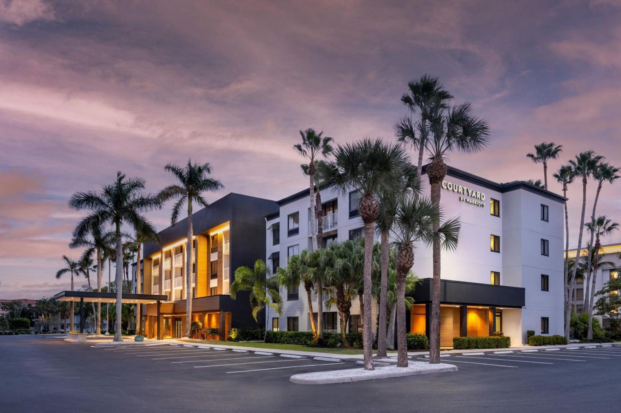Courtyard By Marriott - Naples Hotel Exterior photo