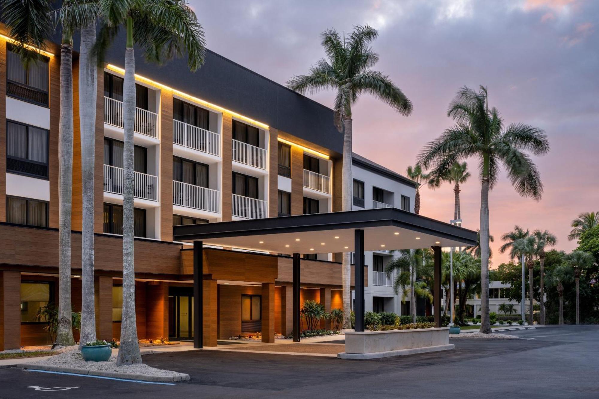 Courtyard By Marriott - Naples Hotel Exterior photo