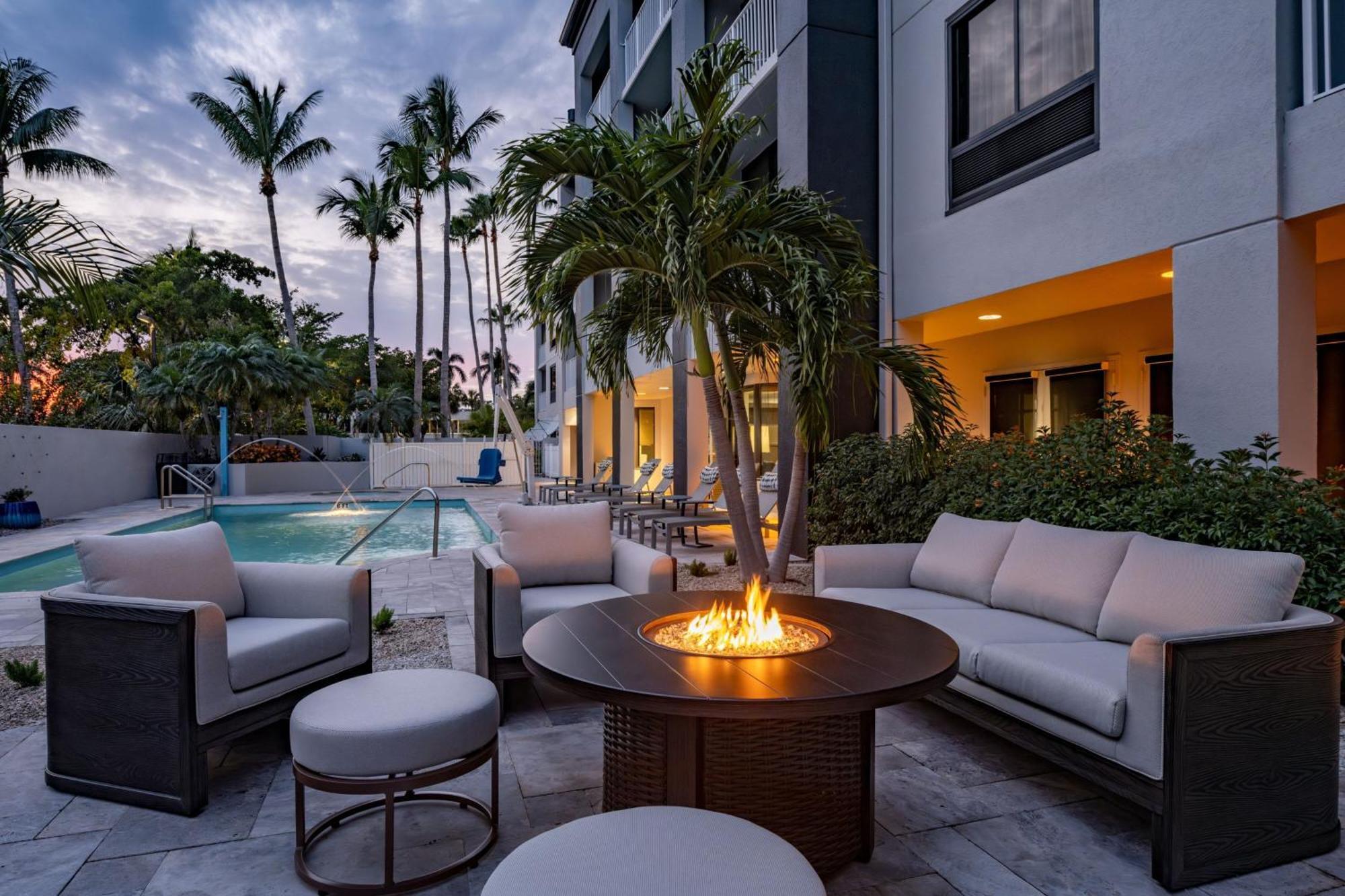 Courtyard By Marriott - Naples Hotel Exterior photo