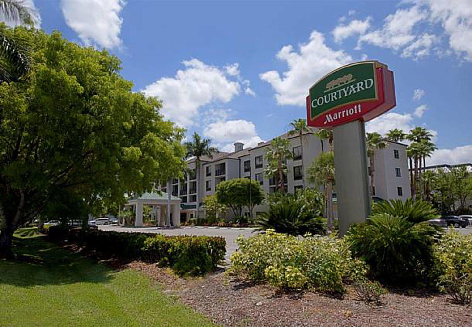 Courtyard By Marriott - Naples Hotel Exterior photo